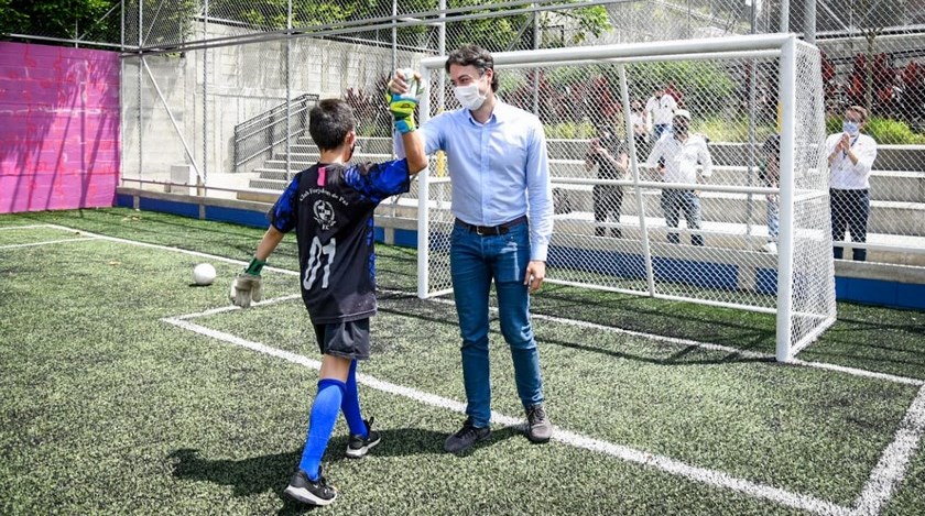 ¡Otra cancha sintética!, la Comuna 13 estrena escenario en la renovación del polideportivo Villa Laura
