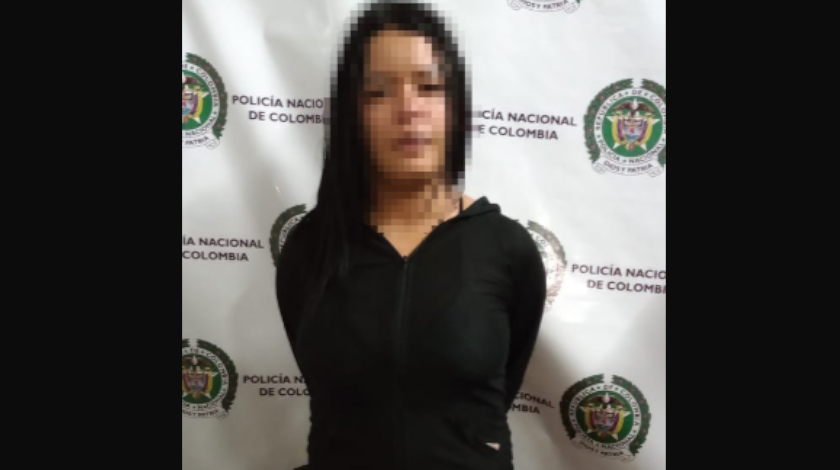 ¡Conchuda! Bien joven y estaba robándole a la gente en el Metro de Medellín 1 capturada por cosquilleo en la estacion aguacatala
