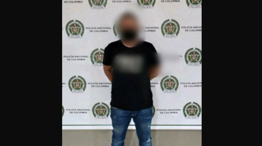 La Policía estaba cerrando un ‘chuzo’ en Manrique y este sujeto se ensañó a golpes contra un patrullero 1 capturado en manrique