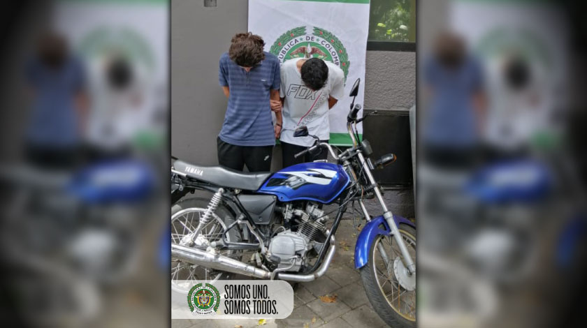 FOTO: A estas dos 'joyitas' las pillaron en el Centro de Medellín andando en una moto robada hace meses 1 capturados con moto robada en el centro de Medellin