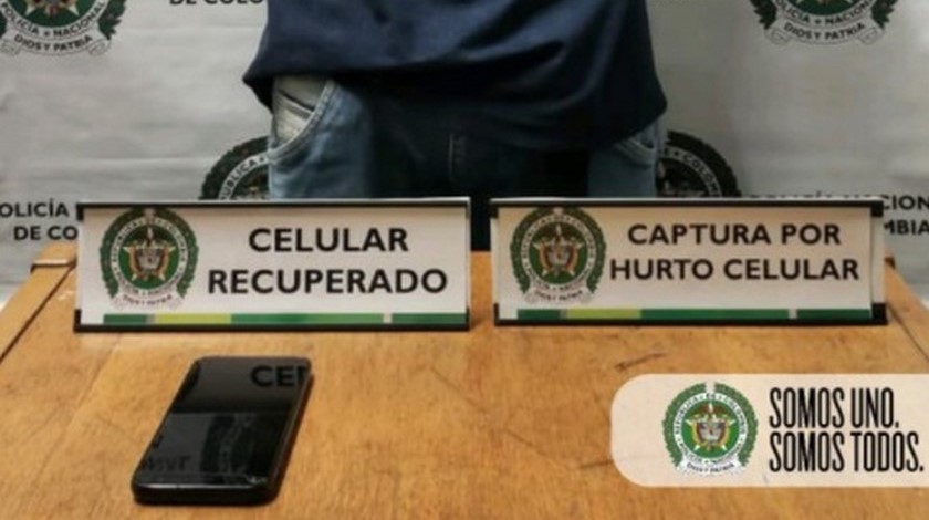 ¡No le duró! Iba muy 'campante' con un celular que habría hurtado momentos antes, pero lo cogieron 1 Captura hurto celular