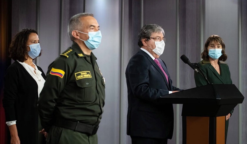 La violencia del Estado pone contra la pared al ministro de Defensa Carlos Holmes