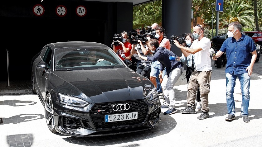 Jorge Messi, representate y padre del delantero del Barcelona Lionel Messi, sale con su coche de la Fundación Messi
