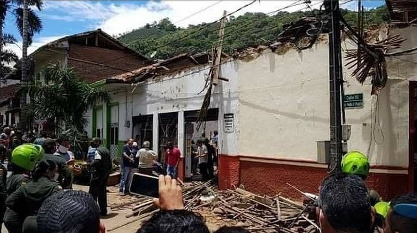 FOTOS Y VIDEO: ¡Qué susto! Cinco lesionados por el desplome de varios techos en Ciudad Bolívar