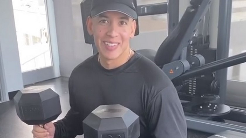 VIDEO: ¡Le está dando duro! Daddy Yankee ya va en ’60’ en su proceso de rebajar con pesas, ¿se le nota el cambio?