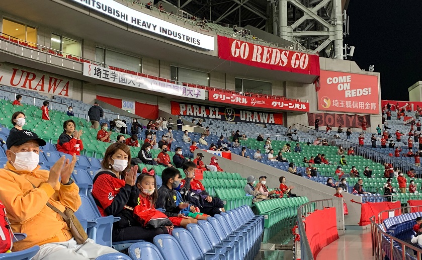 Prohibido gritar y distancia social: el modelo japonés para reabrir estadios