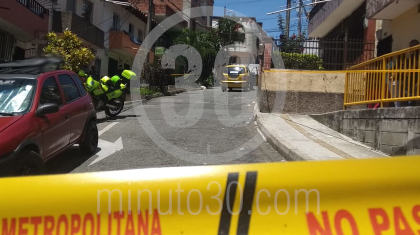 EN FOTOS Y VIDEO: En Aranjuez un sicario a pie atacó a bala a una señora que se bajaba de un taxi 5 homicidio de mujer en taxi en aranjuez 22 09 2020 1