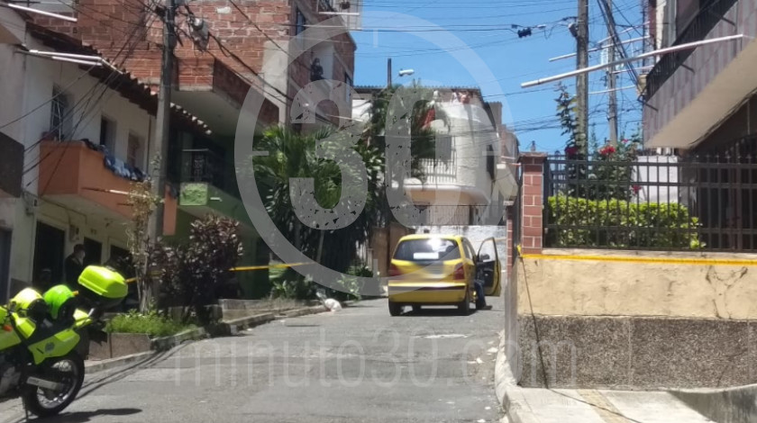EN FOTOS Y VIDEO: En Aranjuez un sicario a pie atacó a bala a una señora que se bajaba de un taxi 4 homicidio de mujer en taxi en aranjuez 22 09 2020 2