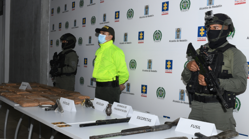 EN VIDEO: Un fusil, una granada y más material de guerra le encontraron a “Los Triana”, en una casa de Bello 1 incautacion de armamento