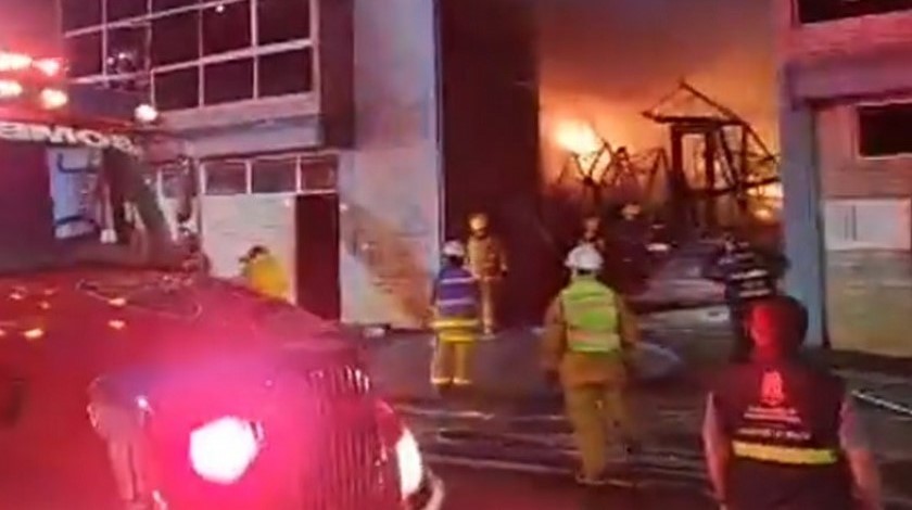 FOTOS: ¡Fue en dos bodegas! Bomberos continúan apagando las llamas del incendio en Itagüí que parecía incontrolable