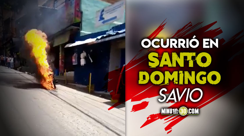 EN VIDEO: ¡Qué loco! Un sujeto habría incinerado su moto para que no se la inmovilizaran 1 incinero la moto