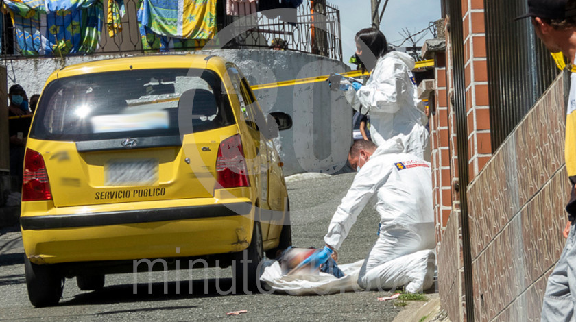 EN FOTO: Así fue la inspección técnica de la mujer venezolana que fue asesinada en Aranjuez, cuando se bajaba de un taxi 6 inpeccion tecnica muerto mujer asesinada en taxi de aranjuez 3