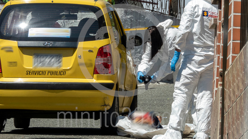 EN FOTO: Así fue la inspección técnica de la mujer venezolana que fue asesinada en Aranjuez, cuando se bajaba de un taxi 7 inpeccion tecnica muerto mujer asesinada en taxi de aranjuez 4