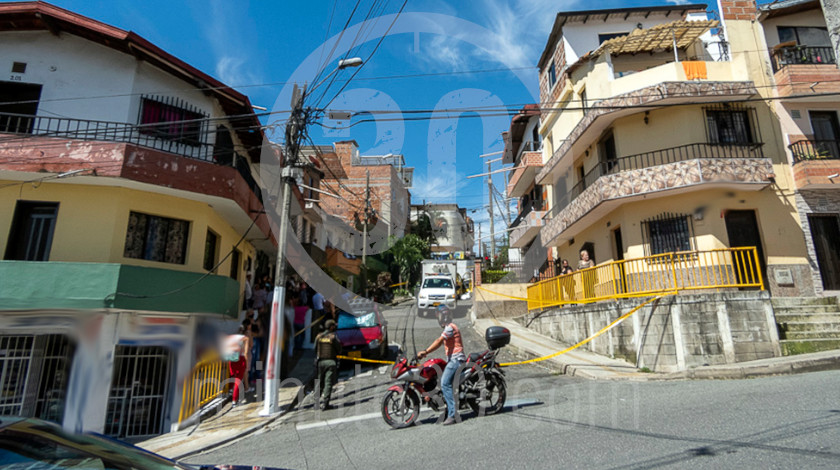 EN FOTO: Así fue la inspección técnica de la mujer venezolana que fue asesinada en Aranjuez, cuando se bajaba de un taxi 10 inpeccion tecnica muerto mujer asesinada en taxi de aranjuez 7