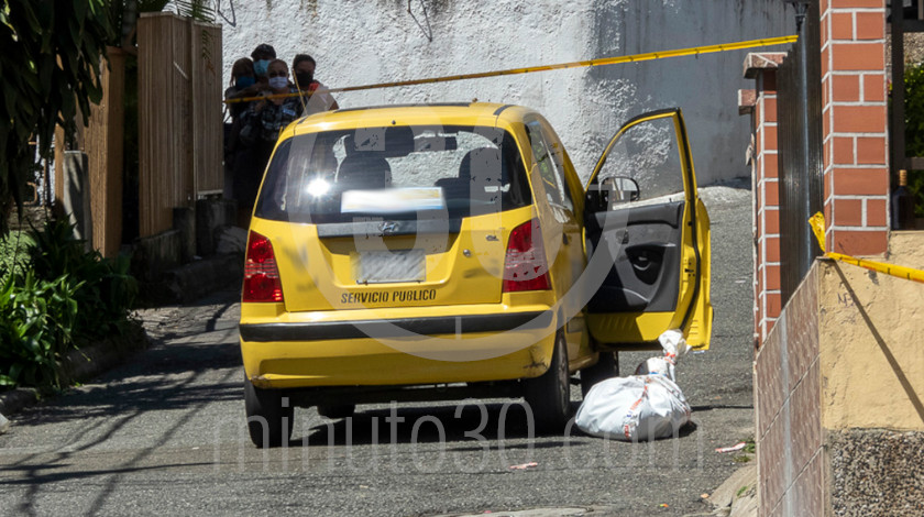 EN FOTO: Así fue la inspección técnica de la mujer venezolana que fue asesinada en Aranjuez, cuando se bajaba de un taxi 9 inpeccion tecnica muerto mujer asesinada en taxi de aranjuez 8