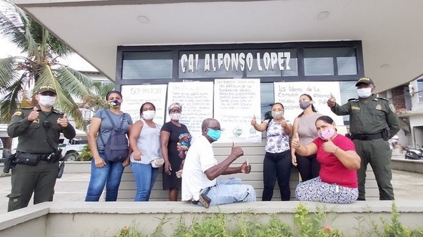 ¡Hasta llevaron pancartas! Grupo de líderes comunales manifestaron respaldo a la Policía Nacional en CAI de Apartadó