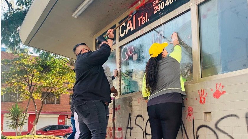Ciudadanos se acercaron a CAIs vandalizados en Medellín para limpiarlos