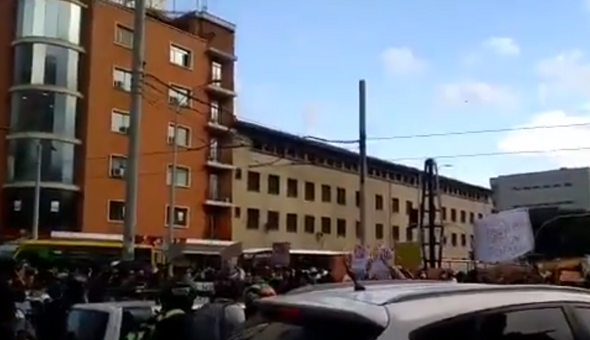 Protestas frente al comando de la Policía de la avenida Oriental en Medellín