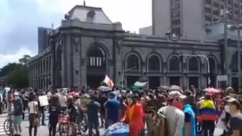 VIDEO: ¡A esta hora! Más de 150 ciudadanos manifiestan cerca a la Alpujarra por los hechos de violencia en el país