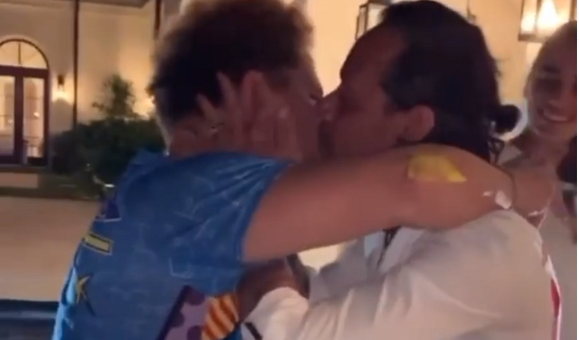 Otro besito en la boca de Marc Anthony a un hombre: esta vez a Romero Britto
