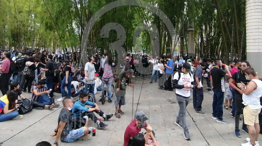 FOTOS. ¡Todavía no arranca! Cientos de personas llegan al Parque de Las Luces para iniciar marcha