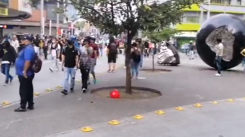 EN VIDEO: ¡Llegó el Esmad! Manifestantes se ‘calentaron’ unos minutos, pero la marcha continúa en calma