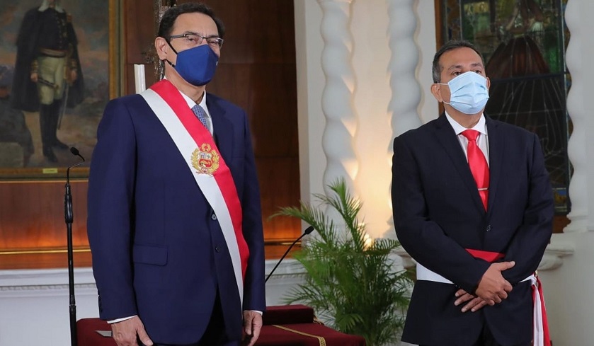 Martín Vizcarra (i), toma hoy el juramento de César Augusto Gentille Vargas (d) como ministro del Interior