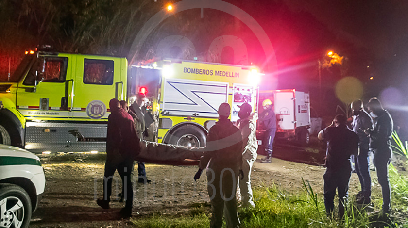 EN FOTOS Y VIDEO: ¡Lo encontraron por los zapatos! Sacaron un muerto que estaba sumergido en el río Medellín 9 muerto en el rio medellin 21 09 2020 1