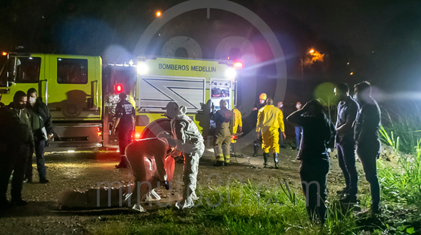 EN FOTOS Y VIDEO: ¡Lo encontraron por los zapatos! Sacaron un muerto que estaba sumergido en el río Medellín 6 muerto en el rio medellin 21 09 2020 2