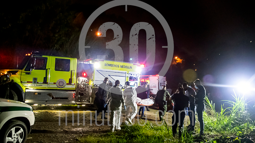 EN FOTOS Y VIDEO: ¡Lo encontraron por los zapatos! Sacaron un muerto que estaba sumergido en el río Medellín 8 muerto en el rio medellin 21 09 2020 3