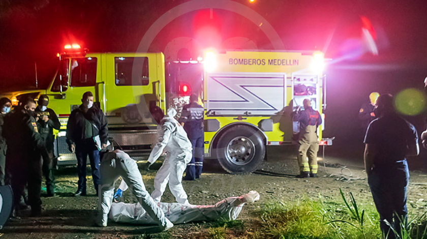 EN FOTOS Y VIDEO: ¡Lo encontraron por los zapatos! Sacaron un muerto que estaba sumergido en el río Medellín 7 muerto en el rio medellin 21 09 2020 7