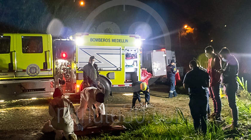 EN FOTOS Y VIDEO: ¡Lo encontraron por los zapatos! Sacaron un muerto que estaba sumergido en el río Medellín 5 muerto en el rio medellin 21 09 2020 8