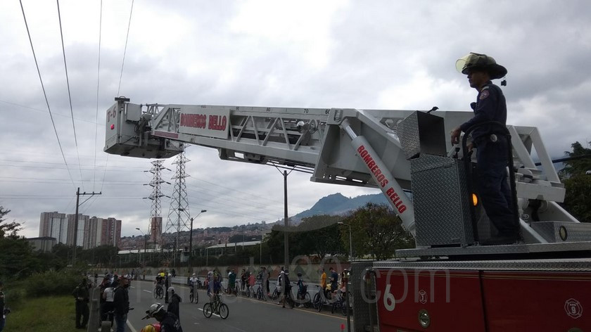 FOTOS Y VIDEO: Hallaron muerto a un hombre en el río Medellín a la altura de los talleres del Metro 5 muerto talles metro madera1