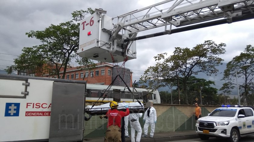 FOTOS Y VIDEO: Hallaron muerto a un hombre en el río Medellín a la altura de los talleres del Metro 6 muerto talles metro madera4