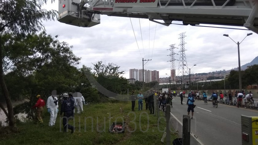 FOTOS Y VIDEO: Hallaron muerto a un hombre en el río Medellín a la altura de los talleres del Metro 4 muerto talles metro madera5