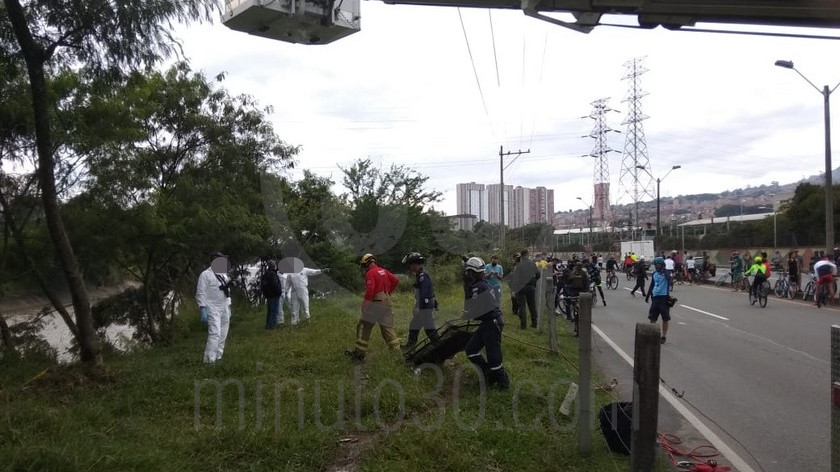 FOTOS Y VIDEO: Hallaron muerto a un hombre en el río Medellín a la altura de los talleres del Metro 3 muerto talles metro madera6