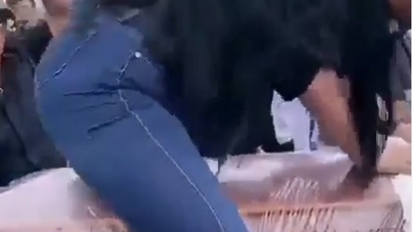 Mujer baila encima de ataúd