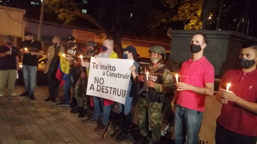 FOTOS Y VIDEOS: Hicieron plantón en el barrio Boston en apoyo a policías heridos