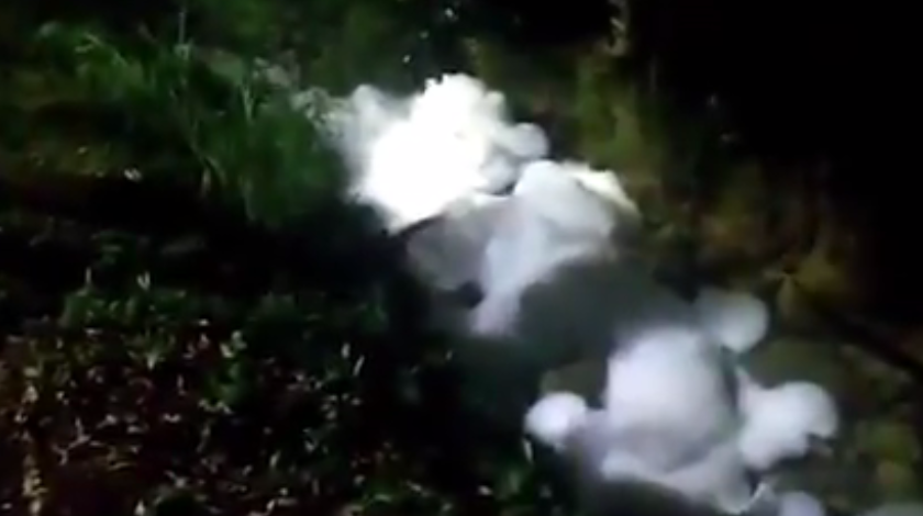VIDEO: ¡No se preocupen! Espuma en la quebrada La Justa es porque la usaron para extinguir incendio en Itagüí