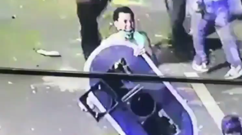 EN VIDEO: Este ‘pelado’ uso un semáforo como ‘escudo’ en medio de las marchas en Medellín 1 semaforo