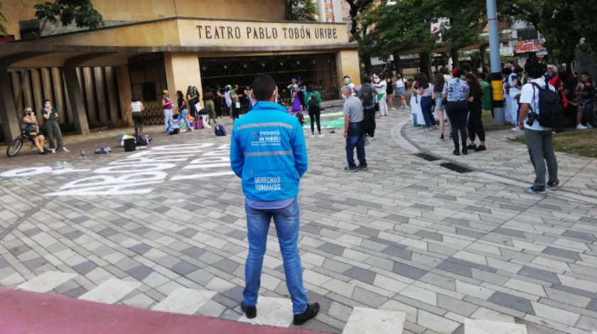 Por el aborto legal en Colombia, a esta hora hacen plantón en inmediaciones del teatro Pablo Tobón Uribe