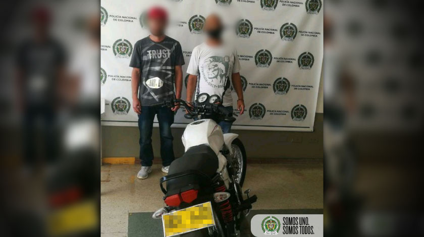 ¡Velos! Andaban tranquilos por Manrique con moto robada, la Policía les pidió los papeles y los pilló 1 Capturados con moto robada en el barrio Manrique Medellin