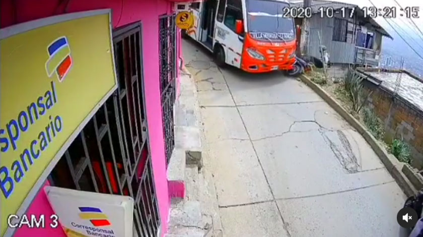 Video: ¿Iba elevado? Bus mandó a volar a motociclista tras fuerte choque en Manrique