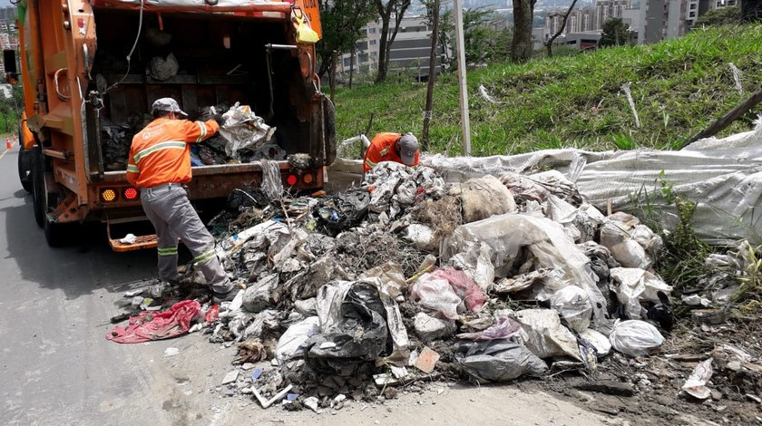 FOTOS: En Altavista limpiaron este poco de basura y escombros que ‘cochinos’ mantienen dejando en la calle
