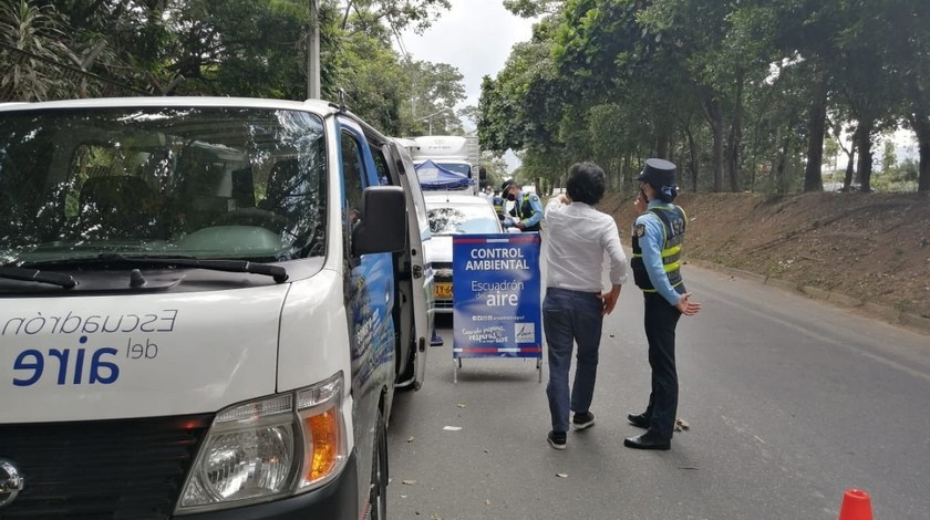 FOTOS: Autoridades de Medellín montaron puesto de control para ‘cazar’ vehículos chimenea por la Regional
