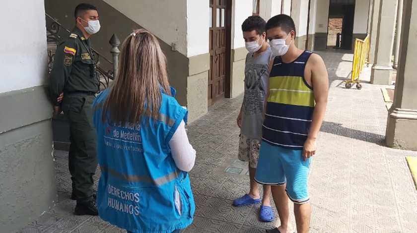FOTOS: Personería fue a varias estaciones de Policía de Medellín para dotar de tapabocas a los detenidos 