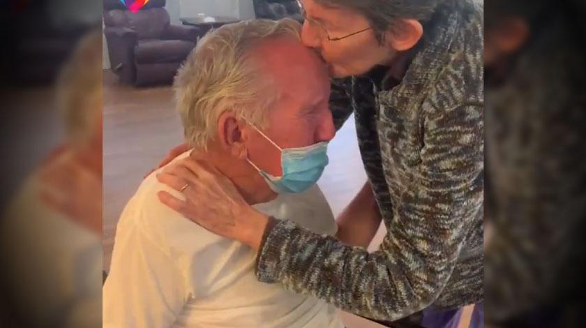 Video: ¡Qué hermosura! Pareja de ancianos, separados por el covid, se vuelven a ver tras siete meses