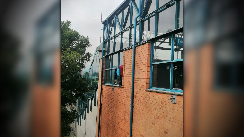 ¡Qué angustia! Un hombre intentó lanzarse de la ventana de la estación Poblado del Metro 1 SE INTENTO TIRAR DE LA VENTANA DEL METRO