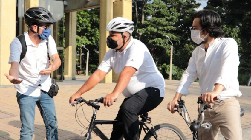 ¡Lo montaron en una bici! Taxista que le ‘tiró’ el carro a ciclista reconoció su error en un acto simbólico
