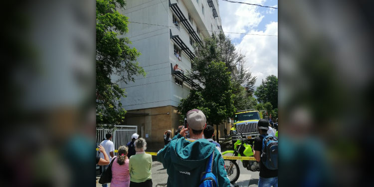 EN VIDEO: ¡Angustioso! Un adulto mayor casi se tira de una de las ventanas de la León XIII 1 Un adulto mayor casi se tira de una de las ventanas de la Leon XIII 2